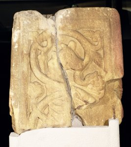 Frammento del pilastro della croce di Rothbury, decorato con un rotolo abitato, 800-850 d.C.